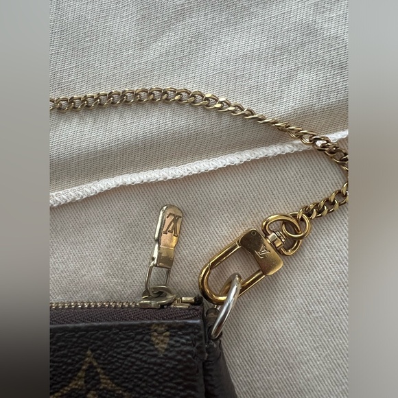 Louis Vuitton Mini Pochette Accessoires in Monogram - Picture 4 of 6